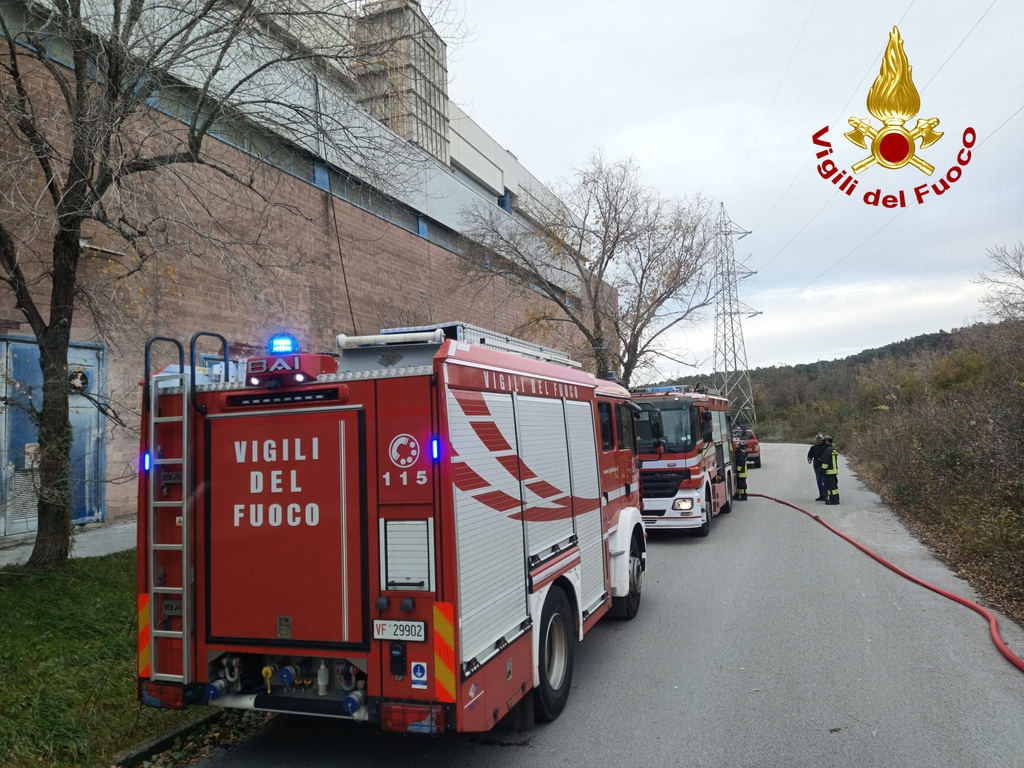 Immagine per Incendio alla carteriera di San Giovanni di Duino, fiamme sul tetto